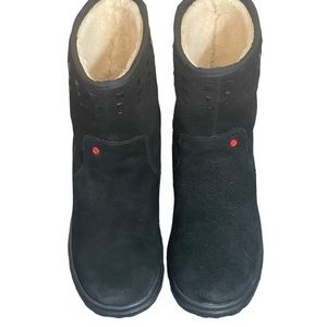 Black Ugg boots